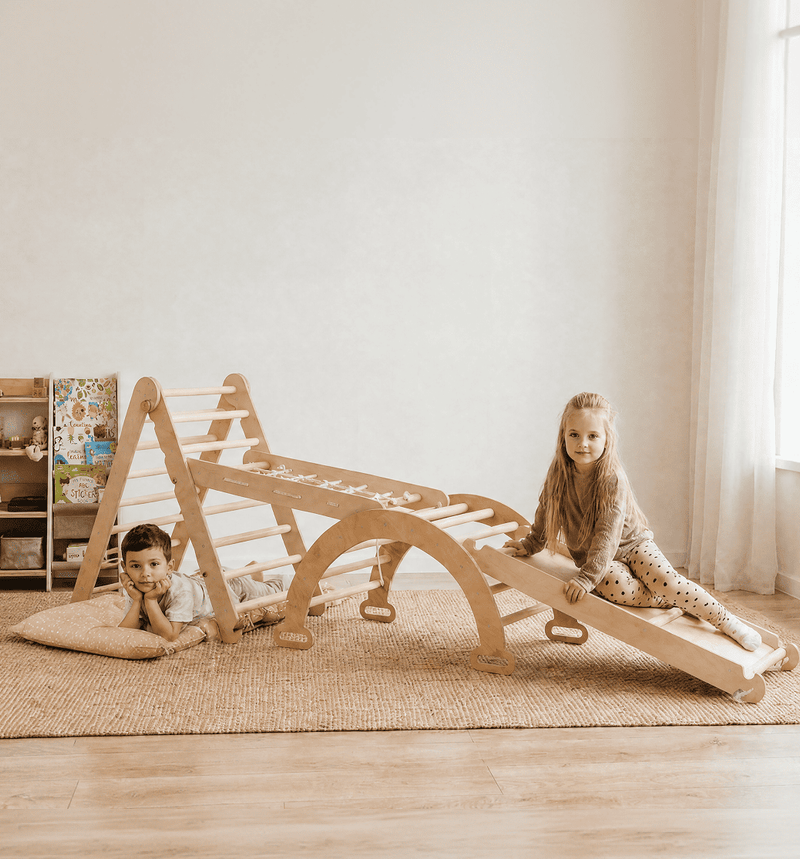 Kuusi yhdessä Montessori-kiipeilysetti: Kolmiotikkaat + Kiipeily- ja Keinukaari + Liukuramppi + Kiipeilyverkko + Pehmuste + Taide-lisäosa
